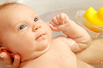 Complete Guide to Newborn Bathing