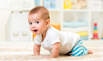 at what age do babies crawl